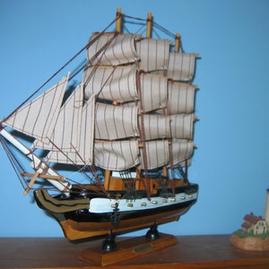 Wooden Ship Model USS CONSTITUTION 1797 w/brass cannons 13&quot; Long Fully Assembled