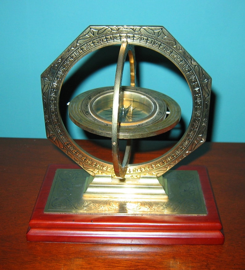 Gorgeous Brass Gimbal MARINER/'S COMPASS from the Noble Collection on Cherry Base