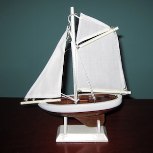 Maquette de bateau en bois - sloop à gréement gaffé, voilier avec coque blanche et naturelle assemblée