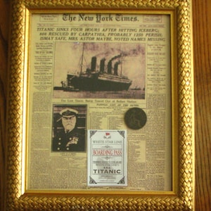 Zabytkowa złota ramka kolekcjonerska TITANIC zawierająca pierwszą stronę New York Times, kartę pokładową i autentyczny angielski duży pens z 1912 r.