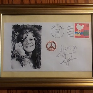 "Gerahmter Gedenk Umschlag ""Gedenk"" an JANIS JOPLIN mit Unterschrift, Peace Münze und Woodstock Briefmarke."