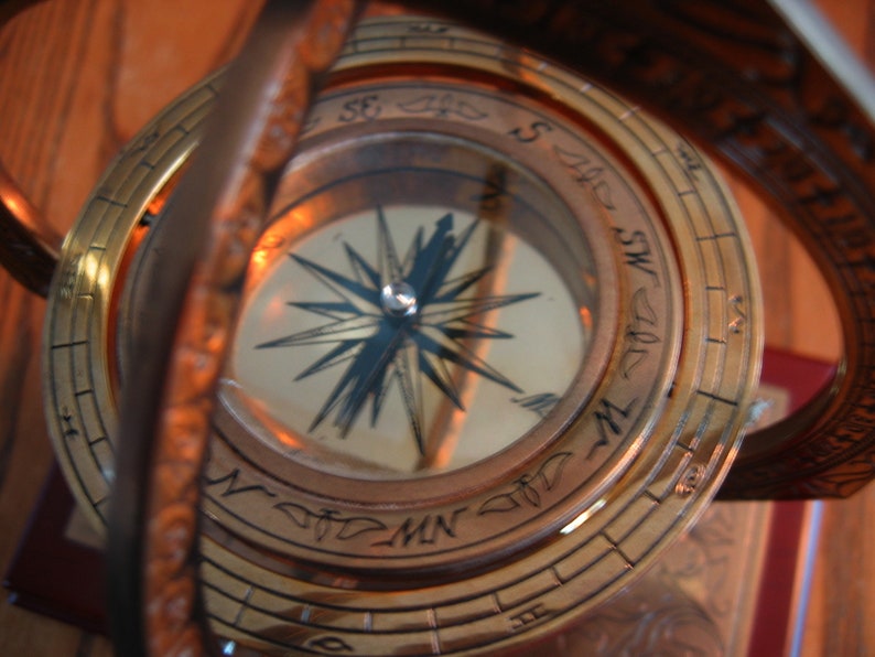 Gorgeous Brass Gimbal MARINER/'S COMPASS from the Noble Collection on Cherry Base