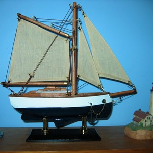 Wooden Ship Model- FRIENDSHIP like GAFF SLOOP- Sail Boat 9&quot; Long Beautiful! New/Assembled