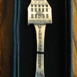 COLONIAL WILLIAMSBURG Governor&#39;s Palace Pewter Collector&#39;s Spoon in Velour Box