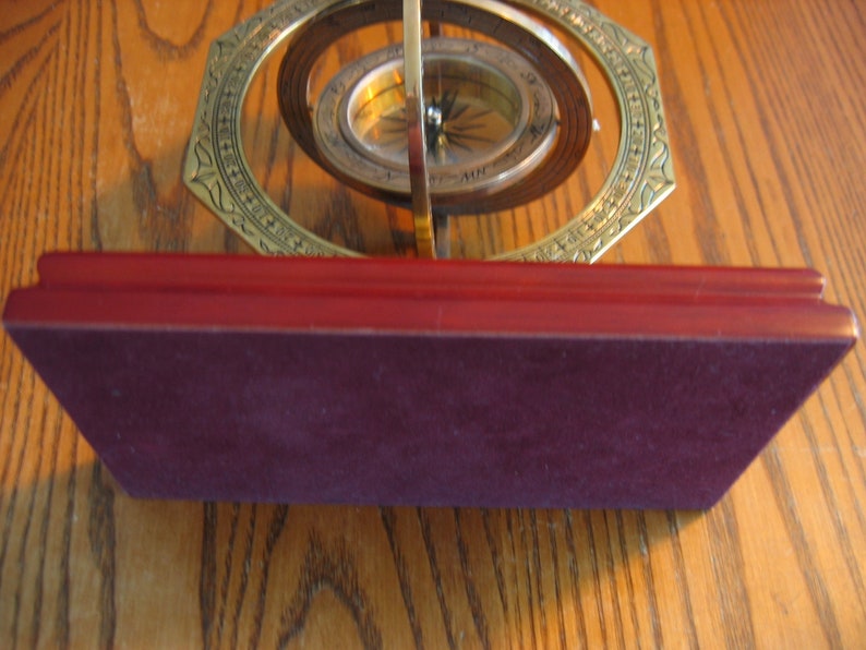 Gorgeous Brass Gimbal MARINER/'S COMPASS from the Noble Collection on Cherry Base