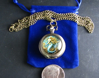 Hermoso reloj de bolsillo de bronce con diseño de sirena y bolsa de terciopelo azul marino