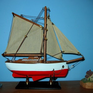 Wooden Ship Model- FRIENDSHIP like GAFF SLOOP- 9&quot; Long Beautiful! New/Assembled