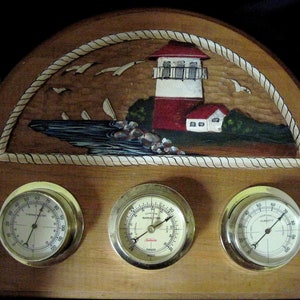 Vintage Nautische USA Made Geschnitzte Holz Wetterstation mit Leuchtturm und Segelbooten