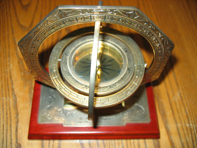 Gorgeous Brass Gimbal MARINER/'S COMPASS from the Noble Collection on Cherry Base