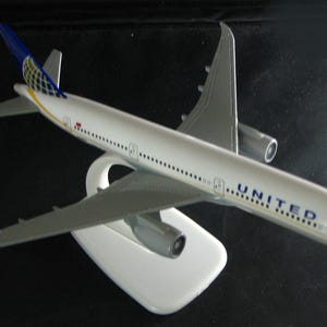 Larger 1/300 Diecast UNITED AIRLINES Boeing 787 Dreamliner Jet Airplane on stand 8&quot; long 7&quot; wingspan- Great details w/Landing Gear
