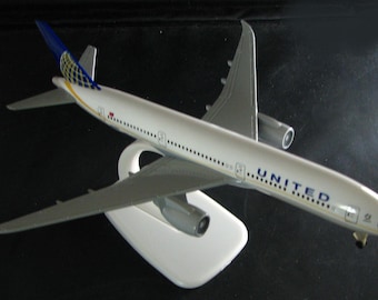 Larger 1/300 Diecast UNITED AIRLINES Boeing 787 Dreamliner Jet Airplane on stand 8" long 7" wingspan- Great details w/Landing Gear