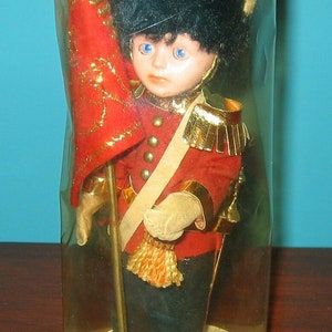 Épée et drapeau brodés vintage BRITISH PALACE GUARD dans un tube original