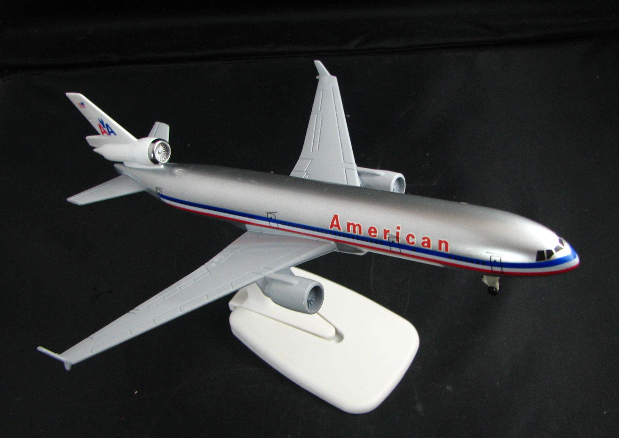 Larger 1/300 Diecast AMERICAN AIRLINES DC-10 Jet Airplane on Stand