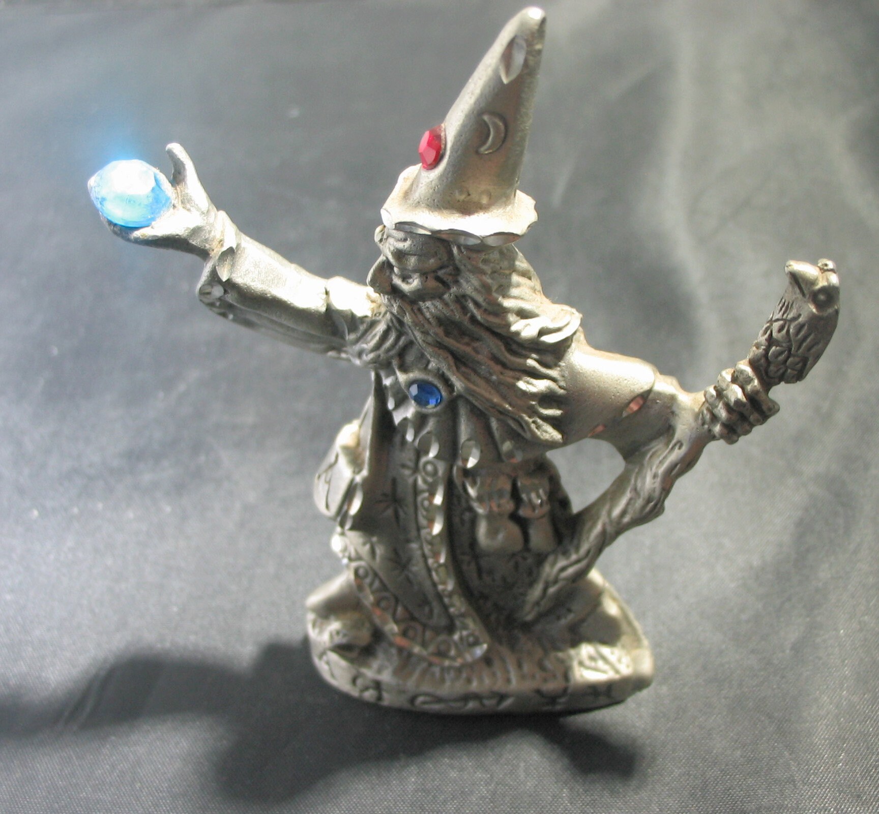 1989 Masterworks WIZARD Fine Pewter Statue Holding Blue Gem