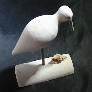 Niedlicher Shore Bird WHITE GULL alle Holzschnitzerei auf weißem Holzständer w / Muschel - Typ 2