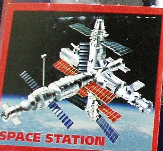 Model Kit of a FUTURISTIC SPACE STATION- Detailed Model Easy