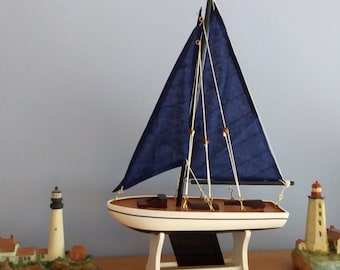 Barca da laghetto - Barca a vela in legno - Galleggianti lunghi 8 pollici! Nuova/Assemblata con vele e scafo blu navy