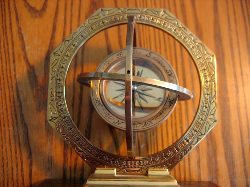 Gorgeous Brass Gimbal MARINER/'S COMPASS from the Noble Collection on Cherry Base