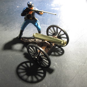 Civil War Bundle BATTLE of GETTYSBURG Cannon from Museum plus 1999 Hand Painted Union Soldier