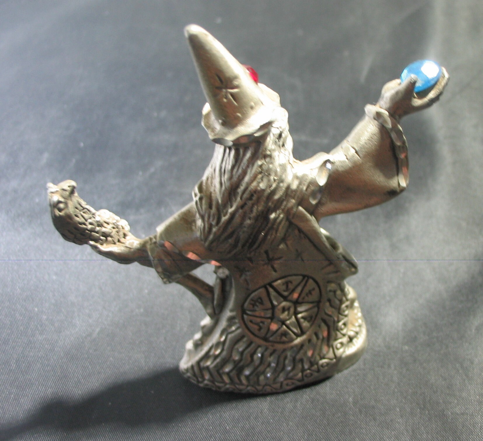 1989 Masterworks WIZARD Fine Pewter Statue Holding Blue Gem