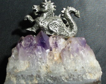 ¡Mini estatua de peltre de dragón sobre un verdadero Ckuster de amatista! Numero 3