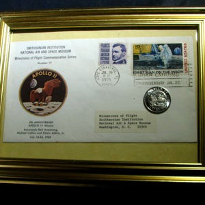 APOLLO 11 MOON LANDING 5º ano Smithsonian Deluxe Set com moeda Apollo 11 e conjunto de selos aéreos históricos em moldura