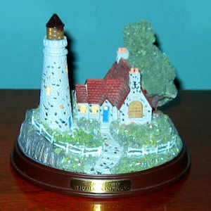 Thomas Kinkade Fantasy LIGHTHOUSE MODEL &quot;The Light of Peace&quot; Lights up. Batteries included.
