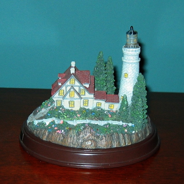 Thomas Kinkade Fantasy LIGHTHOUSE MODEL "Clearing Storms" Lights up. Batteries included.