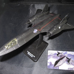 Lockheed SR-71  BLACKBIRD Reconnaissance Jet Airplane SMITHSONIAN Model Assembled w/2 Bonuses