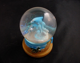 Golfinhos gêmeos - mãe e bebê? Globo de neve pequeno com 4" de altura