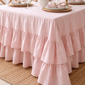 Op de afbeelding: Een set van drie keramische mokken met een gespikkelde, matte afwerking. De mokken zijn in de kleuren crème, lichtgrijs en donkergrijs. Elke mok heeft een eenvoudig, minimalistisch ontwerp en een afgeronde handgreep.