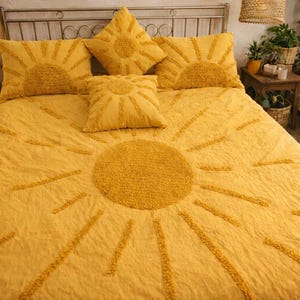 Pode incluir: Uma placa de madeira rústica com o texto "Welcome to our home" em letras brancas. A placa apresenta um acabamento desgastado e um design simples e convidativo, ideal para a entrada.