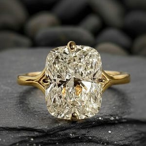 Anillo solitario estilo catedral de oro amarillo de 10 quilates con moissanita de corte cojín y cuerpo dividido, con engaste vintage en garras, ideal como regalo de compromiso o promesa.