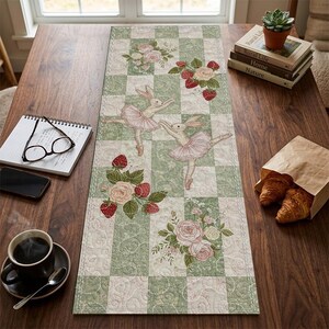 Camino de mesa acolchado con diseño de conejito bailarina, decoración de mesa con rosas y fresas, camino de mesa acolchado de retazos con cuadros verdes, decoración de primavera estilo shabby chic para el hogar