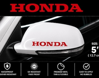 Puede incluir: Una calcomanía roja de Honda que mide 12,7 cm de ancho. La calcomanía se muestra aplicada en el espejo lateral de un automóvil blanco. La imagen incluye etiquetas de texto para resistente al agua, al clima, a los rayos UV y al vinilo.