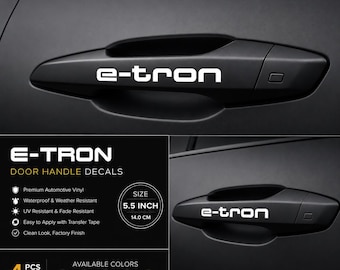 Puede incluir: Un juego de cuatro calcomanías de vinilo blanco con el texto e-tron, diseñadas para aplicarse en las manijas de las puertas de los automóviles. Las calcomanías miden 14,0 cm de largo. El producto se muestra aplicado en una manija negra mate.