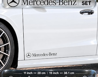 Puede incluir: Un juego de dos calcomanías de vinilo negro de Mercedes-Benz aplicadas en el panel lateral inferior de un automóvil blanco. Las calcomanías muestran el logotipo y el texto de Mercedes-Benz. El juego incluye dos opciones de longitud: 28 cm y 38,1 cm.
