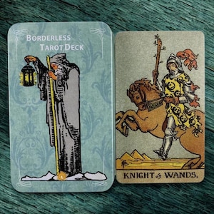 Peut inclure: Deux cartes de tarot d'un jeu de tarot sans bordure. L'une repr&eacute;sente une figure v&ecirc;tue d'une robe tenant une lanterne, l'autre un chevalier &agrave; cheval. Le texte "BORDERLESS TAROT DECK" et "KNIGHT of WANDS" sont visibles.