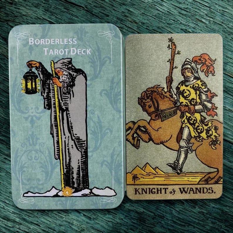 Peut inclure: Deux cartes de tarot d'un jeu de tarot sans bordure. L'une repr&eacute;sente une figure v&ecirc;tue d'une robe tenant une lanterne, l'autre un chevalier &agrave; cheval. Le texte "BORDERLESS TAROT DECK" et "KNIGHT of WANDS" sont visibles.