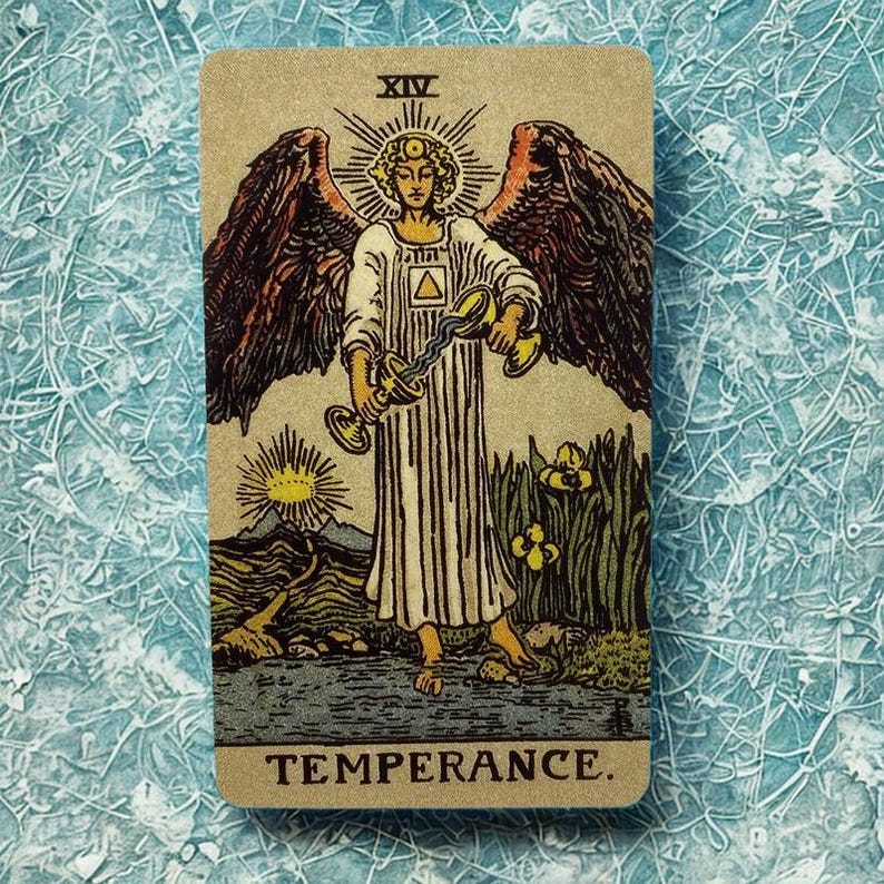 Peut inclure: Une carte de tarot avec un ange aux grandes ailes, tenant deux calices et un b&acirc;ton. La carte est intitul&eacute;e "TEMPERANCE" en bas et "XIV" en haut. Le fond est beige clair avec une surface textur&eacute;e bleue.