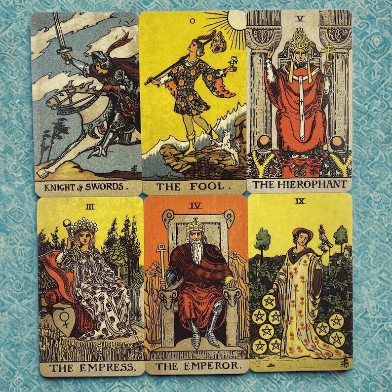 Peut inclure: Six cartes de tarot avec des illustrations et des titres. Les cartes incluent "Knight of Swords", "The Fool", "The Hierophant", "The Empress", "The Emperor" et une carte avec neuf pentacles. Les cartes ont un style vintage.
