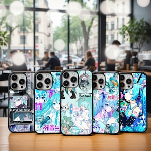 Peut inclure: Cinq coques de téléphone avec des bordures noires, chacune présentant une illustration de style anime d'un personnage aux cheveux turquoise. Les motifs incluent du texte japonais et le nom "Hatsune Miku", avec diverses poses.