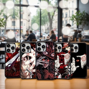 Könnte beinhalten: Fünf schwarze Handyhüllen mit einzigartigen Illustrationen im Anime-Stil. Die Hüllen zeigen detaillierte Kunstwerke in Rot-, Schwarz- und Weißtönen. Die Designs zeigen Charaktere mit intensiven Ausdrücken und komplizierten Mustern.