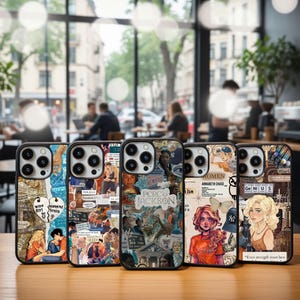 Puede incluir: Cinco fundas para teléfono con diseños únicos. Las fundas presentan coloridos collages con ilustraciones y texto, incluyendo las palabras "PERCY JACKSON", "ANNABETH CHASE" y "Even strength must have". Las fundas están sobre una superficie de madera.