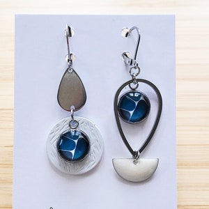 Boucles d'oreilles dépareillées forme gouttes à motifs bleus et blancs MODÈLE CANADA image 1