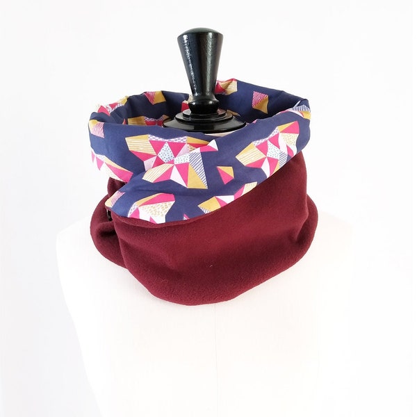 Snood bordeaux et rose à motifs graphiques origami, en coton tons bleus et roses et polaire bordeaux, à boutonner