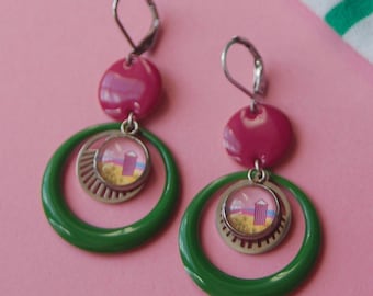 Beach Hut Earrings – Green Hoop & Pink Stud – Summer Graphic Jewelry (MODELE CALI)