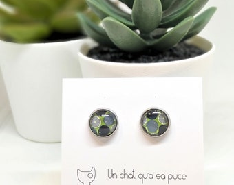 Boucles d’oreilles puces motifs graphiques vert olive