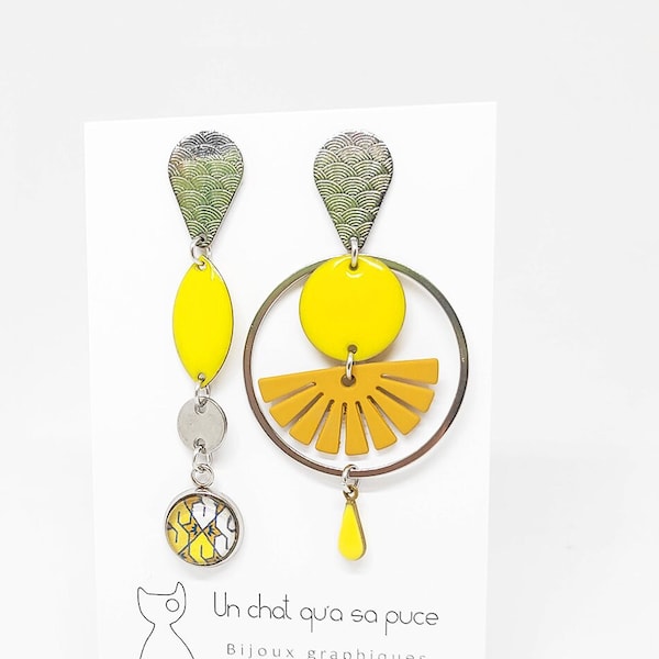 Boucles d'oreilles rondes dépareillées femme à motif graphique jaune moutarde en verre et sequins émaillés jaunes forme éventails et navette