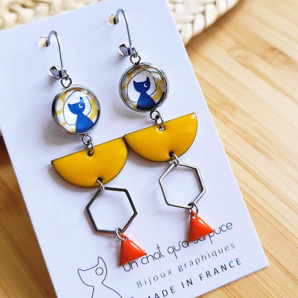 Boucles pendantes graphiques à sequins demi lunes jaunes et oranges et motifs chats bleus (MODELE ESPAGNE)